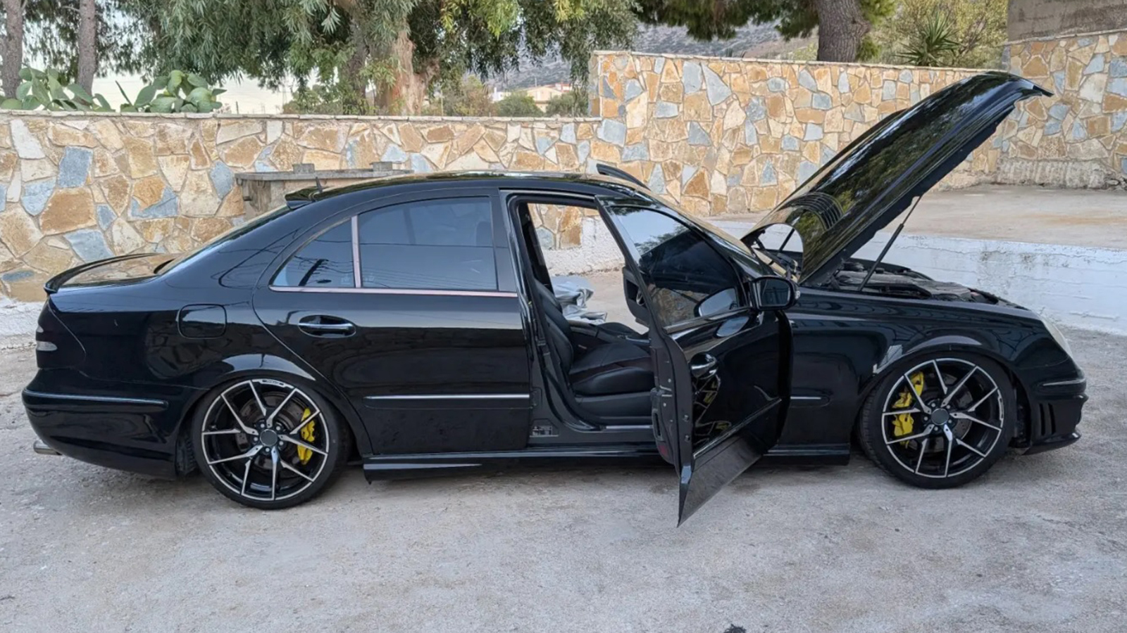Χειροπέδες σε 5 άτομα που έκλεβαν ΙΧ σε όλη την Αττική
