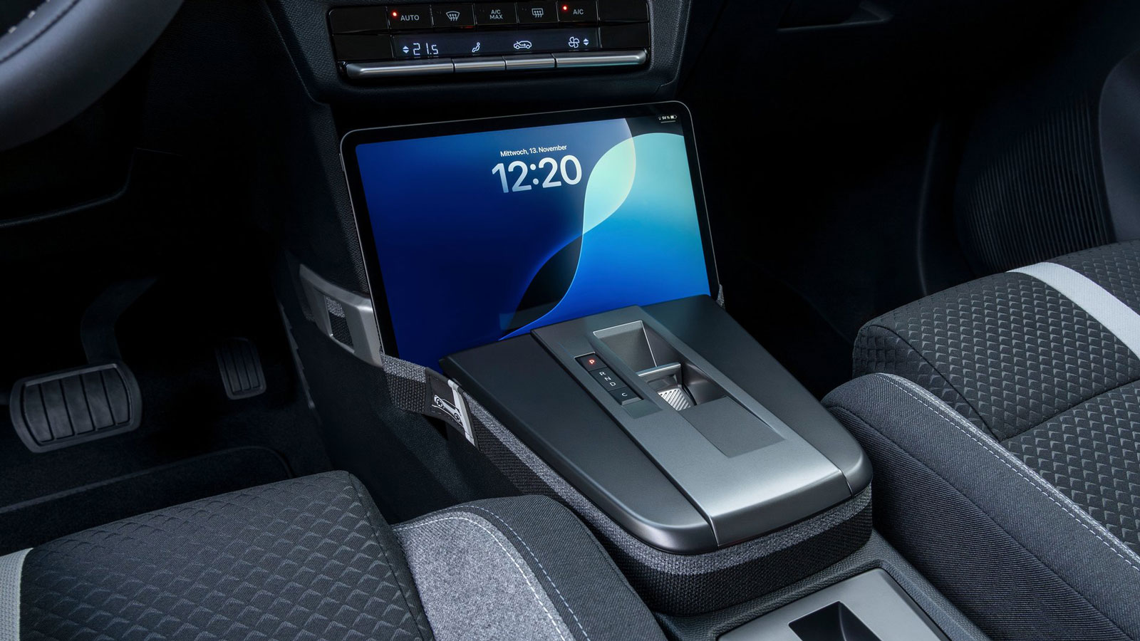 Για πιο μεγάλες συσκευές, όπως tablet, υπάρχει ως χώρος αποθήκευσης η κεντρική κονσόλα στο υποβραχιόνιο, όπου ένας εύκαμπτος ιμάντας τις συγκρατεί στη