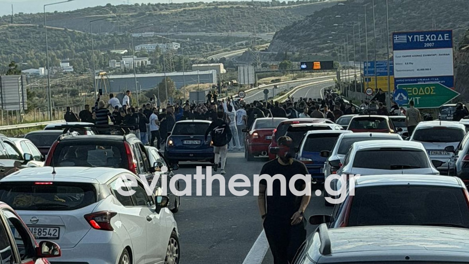 Όταν πολίτες μπορούν να μπλοκάρουν μια εθνική αρτηρία για να παίξουν με μηχανές και να κάνουν στόρυ με τα κινητά τους, και η Τροχαία ούτε εμφανίζεται 