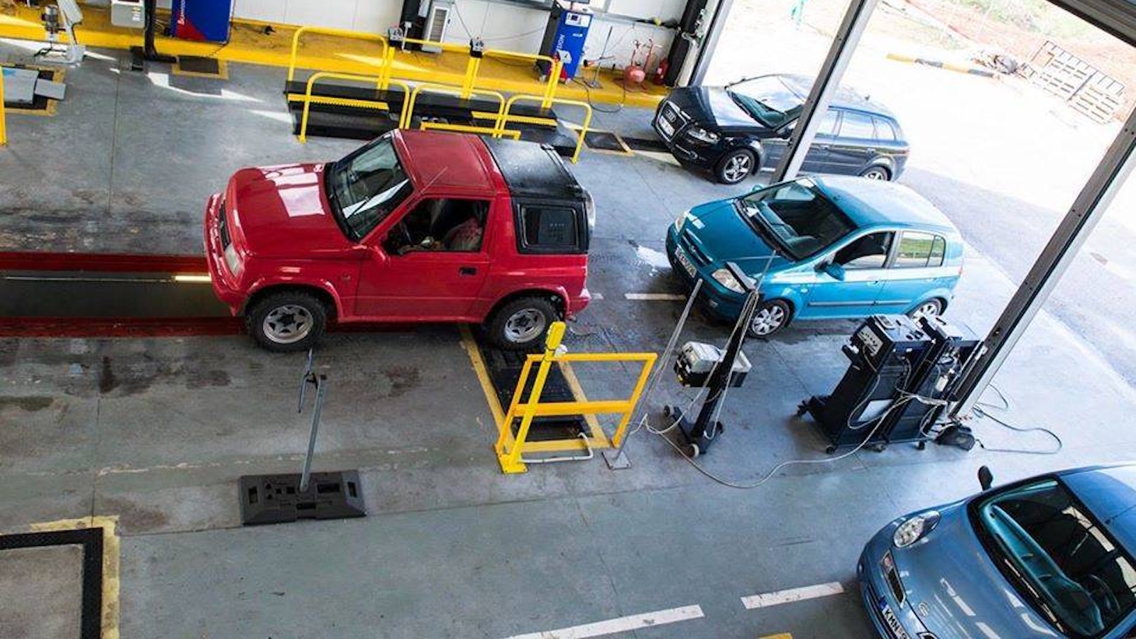 Οι ιδιοκτήτες οχημάτων που δεν έχουν περάσει τεχνικό έλεγχο έγκαιρα, κινδυνεύουν με πολλαπλά επίπεδα προστίμων, ανάλογα με το πώς εντοπίζονται.