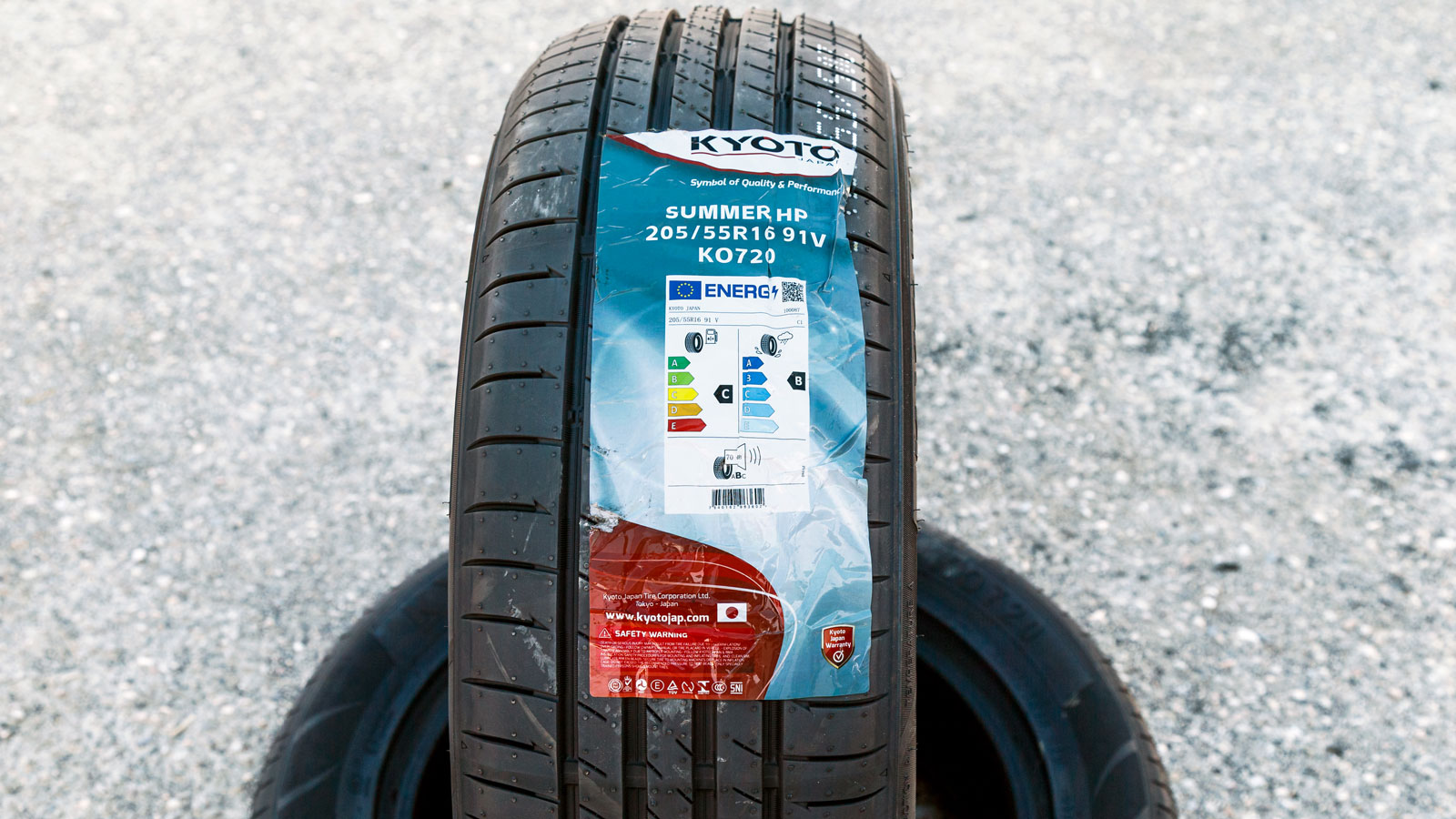 Το Kyoto Japan της δοκιμής μας φέρει δείκτη οικονομίας καυσίμου Fuel C και δείκτη πρόσφυσης στο βρεγμένο Wet B.