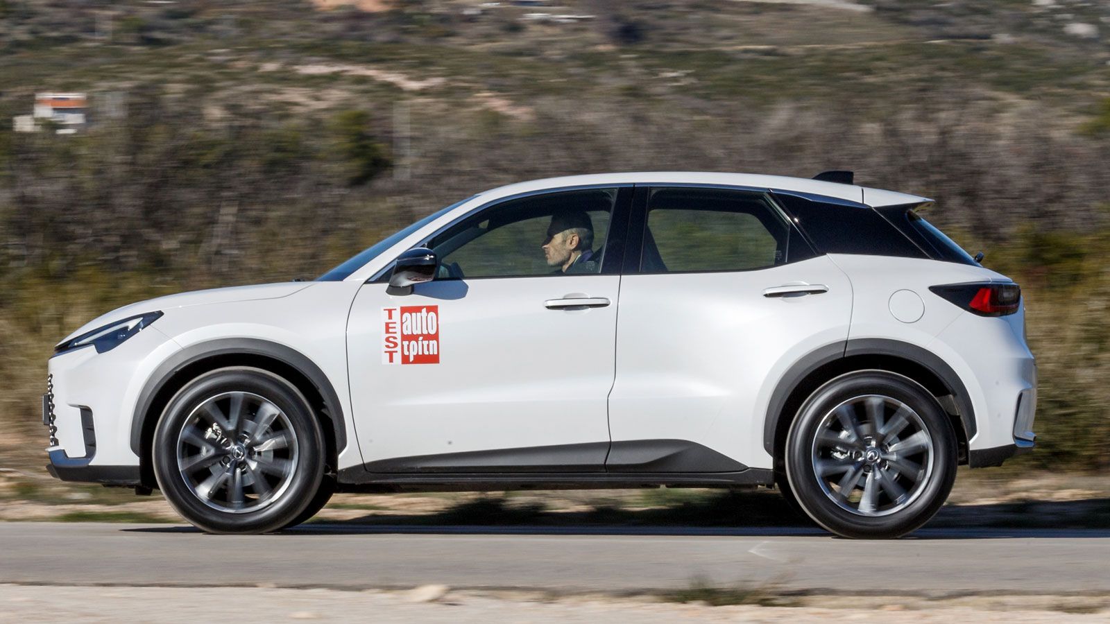 Ο ισχυρός ηλεκτροκινητήρας του υβριδικού συνόλου (94 PS) κινεί για μεγάλη διάρκεια το αμάξωμα του Lexus LBX, κρατώντας την κατανάλωση ακόμη και κάτω α