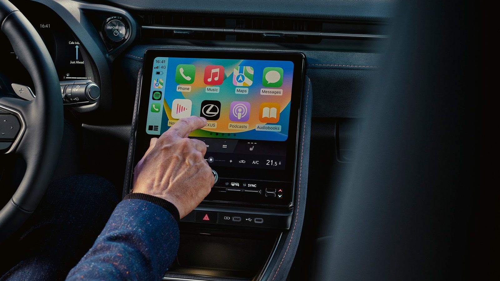 Η κάθετης διάταξης στάνταρ οθόνη των 9,8 ιντσών υποστηρίζει συνδεσιμότητα Android Auto (με καλώδιο) και Apple CarPlay (ασύρματα).