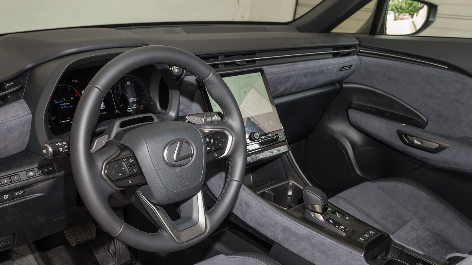 Η πολυτέλεια κρύβεται σε κάθε πτυχή της καμπίνας του LBX, αποτελώντας έργο των Takumi, των διάσημων τεχνιτών της Lexus οι οποίοι εργάζονται στο χέρι γ