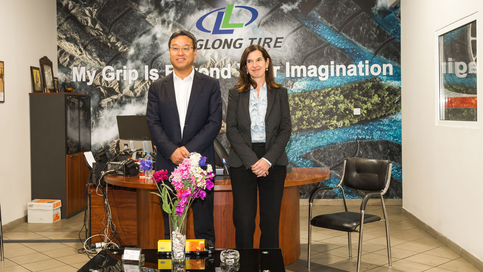 O Chairman and President of Linglong Tire, Κος Wang Feng, με την Πρόεδρο και Διευθύνουσα Σύμβουλο της ΤΕΝΟΡΑ ΤΕΧΝΙΚΗ Α.Ε., Κα Καλλιόπη (Κάλι) Τουρνικι