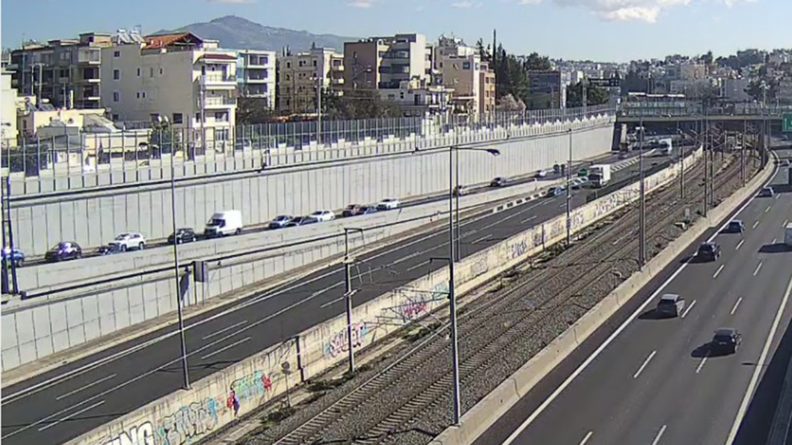 Καθυστερήσεις στην Αττική Οδό, έπεσαν χώματα στο οδόστρωμα