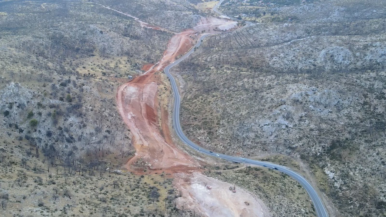 Ο σχεδιασμός της νέας χάραξης στοχεύει πρωτίστως στην απομάκρυνση του δρόμου από τα πλημμυρικά φαινόμενα του ρέματος Σούρες—ενός από τα βασικά «