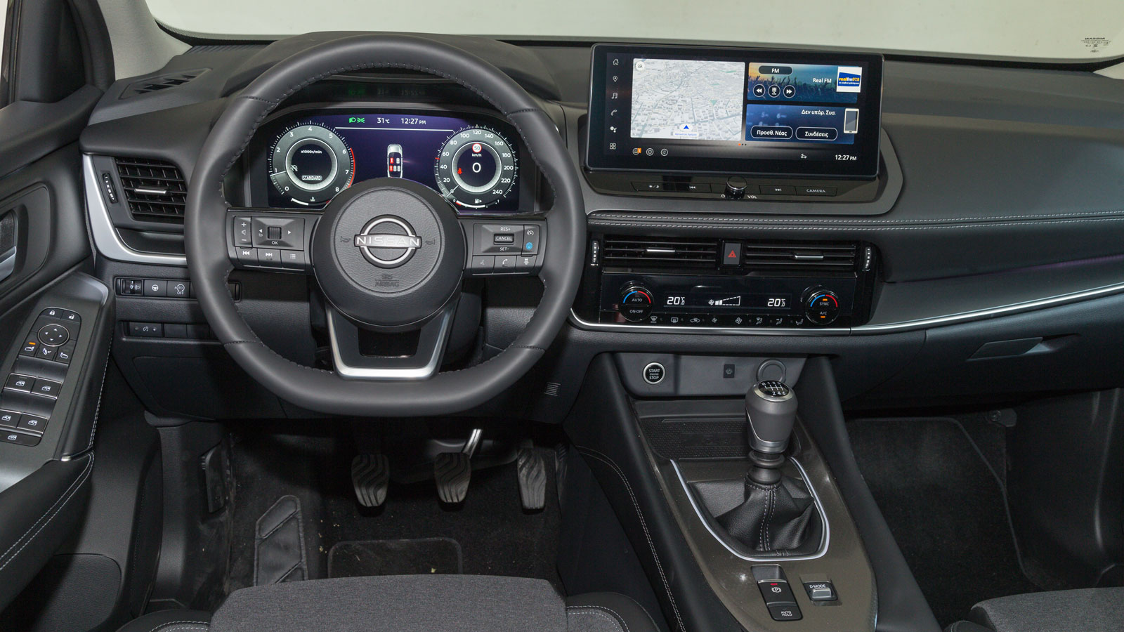 Στο ούτως ή άλλως ποιοτικό εσωτερικό του Nissan Qashqai η προσθήκη πίνακα οργάνων TFT 12,3 ιντσών από τη 2η έκδοση N-Connecta αναβαθμίζει ουσιαστικά τ