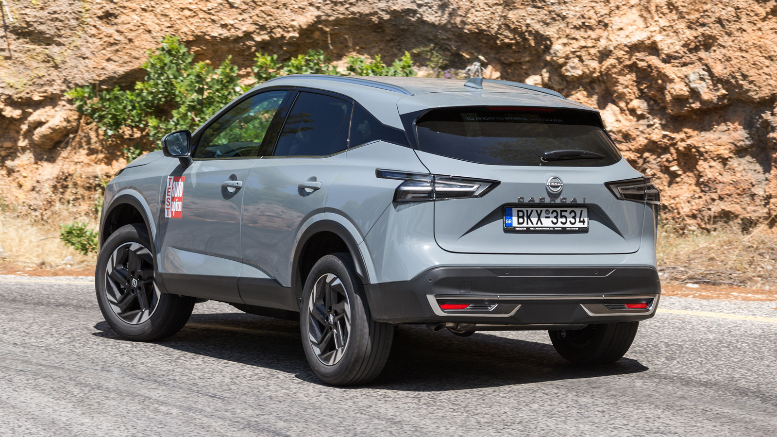 Η ανάρτηση του Nissan Qashqai χωρίς να έχει μαλακό -ούτε και σφιχτό πάντως- setup λειτουργεί υποδειγματικά, σιδερώνοντας τις ανωμαλίες του δρόμου και 