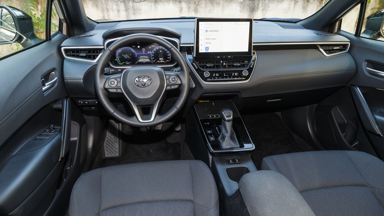 Πολύ πρακτική και εργονομική είναι η καμπίνα της Toyota Corolla Cross, στην οποία η χρήση σκληρών αλλά γεροδεμένων και καλοφινιρισμένων πλαστικών εξασ