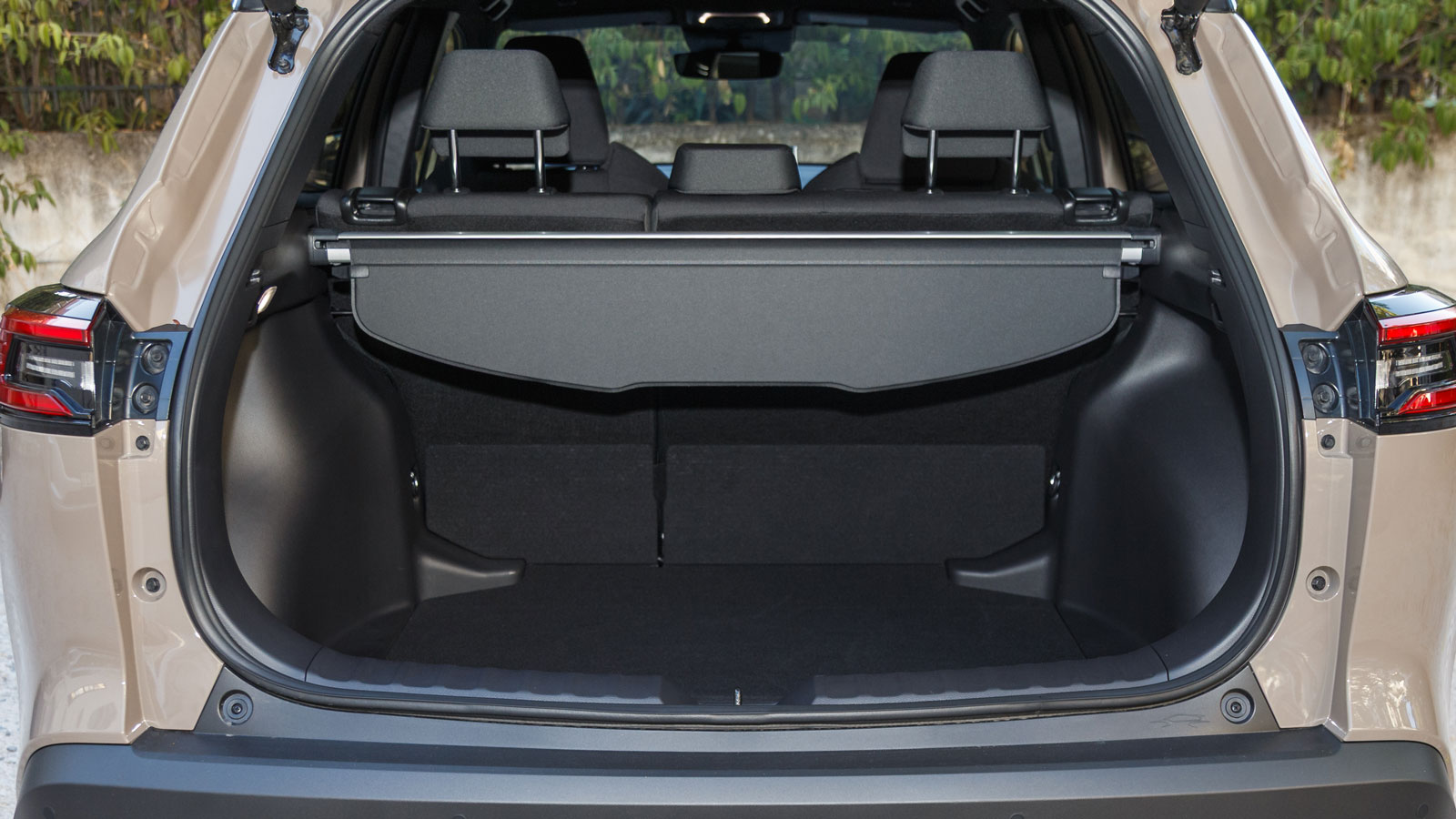 Καλός για τα δεδομένα της κατηγορίας είναι ο χώρος αποσκευών της Toyota Corolla Cross (473 λτ.), με το «δύσκολο» σχήμα του, πάντως, να θέτει ορισμένου