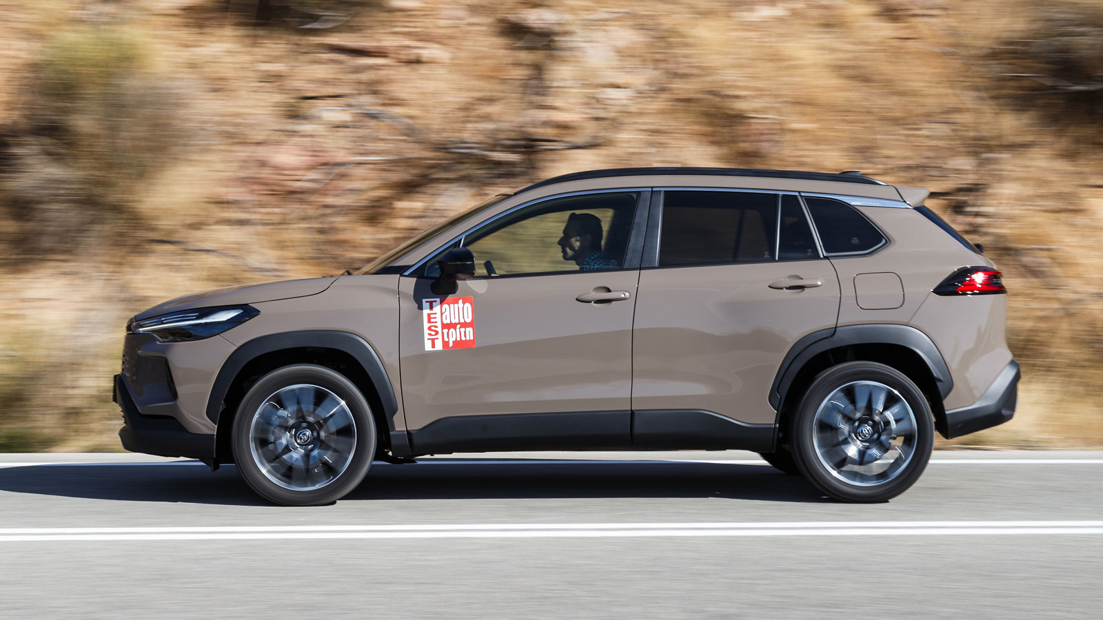 Ο ισχυρός ηλεκτροκινητήρας (95 PS) του υβριδικού συστήματος της Toyota Corolla Cross επιτρέπει αμιγώς ηλεκτρική κίνηση για μεγάλο χρονικό διάστημα, εξ