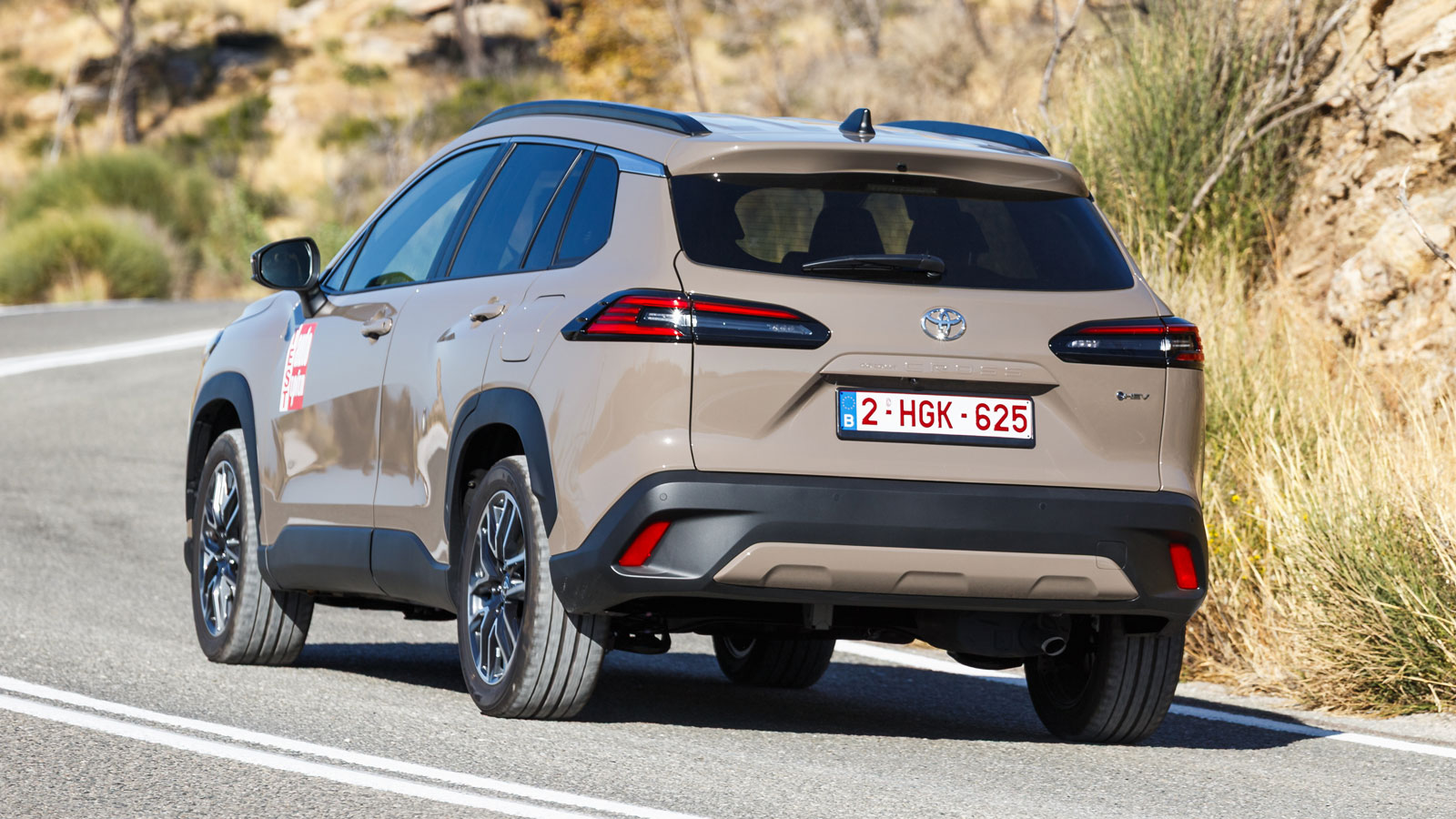 H Corolla Cross σε κερδίζει με την άνεση και την ποιότητα στην κύλιση που εξασφαλίζει η ανάρτηση, λειαίνοντας αποτελεσματικά και χωρίς να βροντάει τις