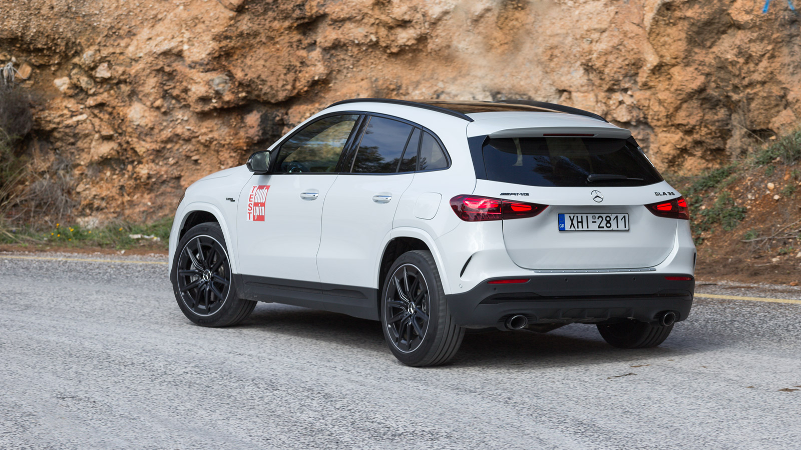 Η φρεσκαρισμένη και ήπια υβριδική πλέον Mercedes-AMG GLA 35 4MATIC δεν ξεχνά να προσφέρει και στοιχειώδη άνεση χάρη στα στάνταρ ηλεκτρονικά ελεγχόμενα