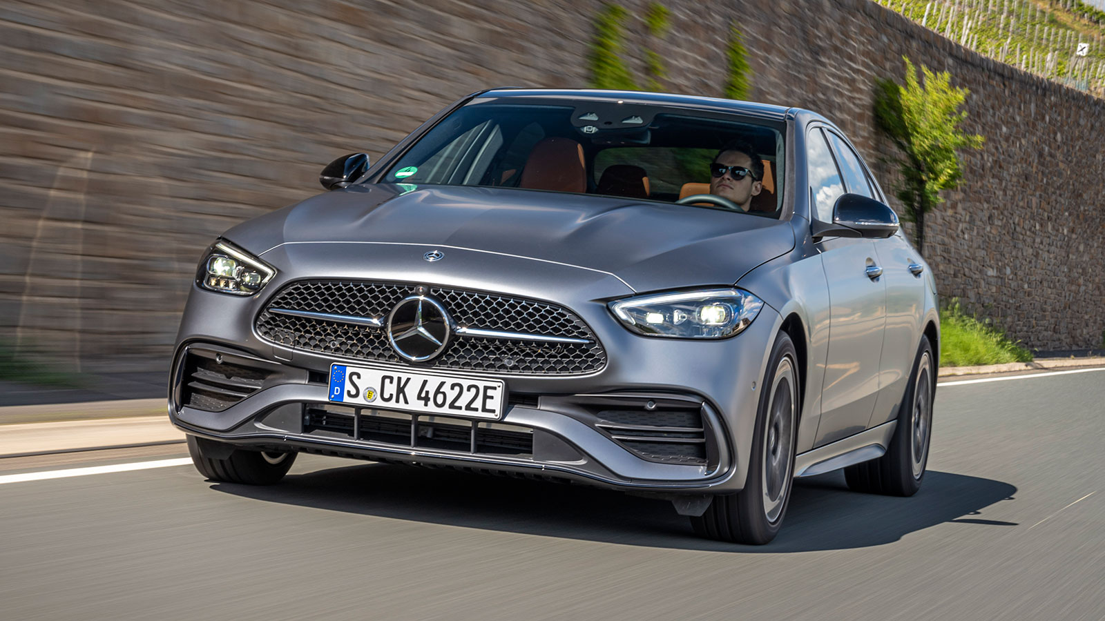 Κάθε νέα S-Class δανείζει στοιχεία της στην επόμενη E-Class και αυτή με τη σειρά της στην C-Class με τα τρία μοντέλα να αποτελούν την ραχοκοκαλιά της 