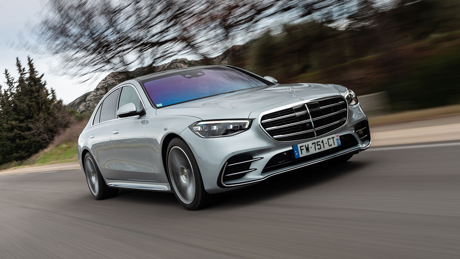 Η S-Class συνδυάζει κορυφαία τεχνολογία, ασφάλεια και πολυτέλεια σε κάθε της λεπτομέρεια και ανεβάζει συνεχώς τον πήχη στην κατηγορία της.