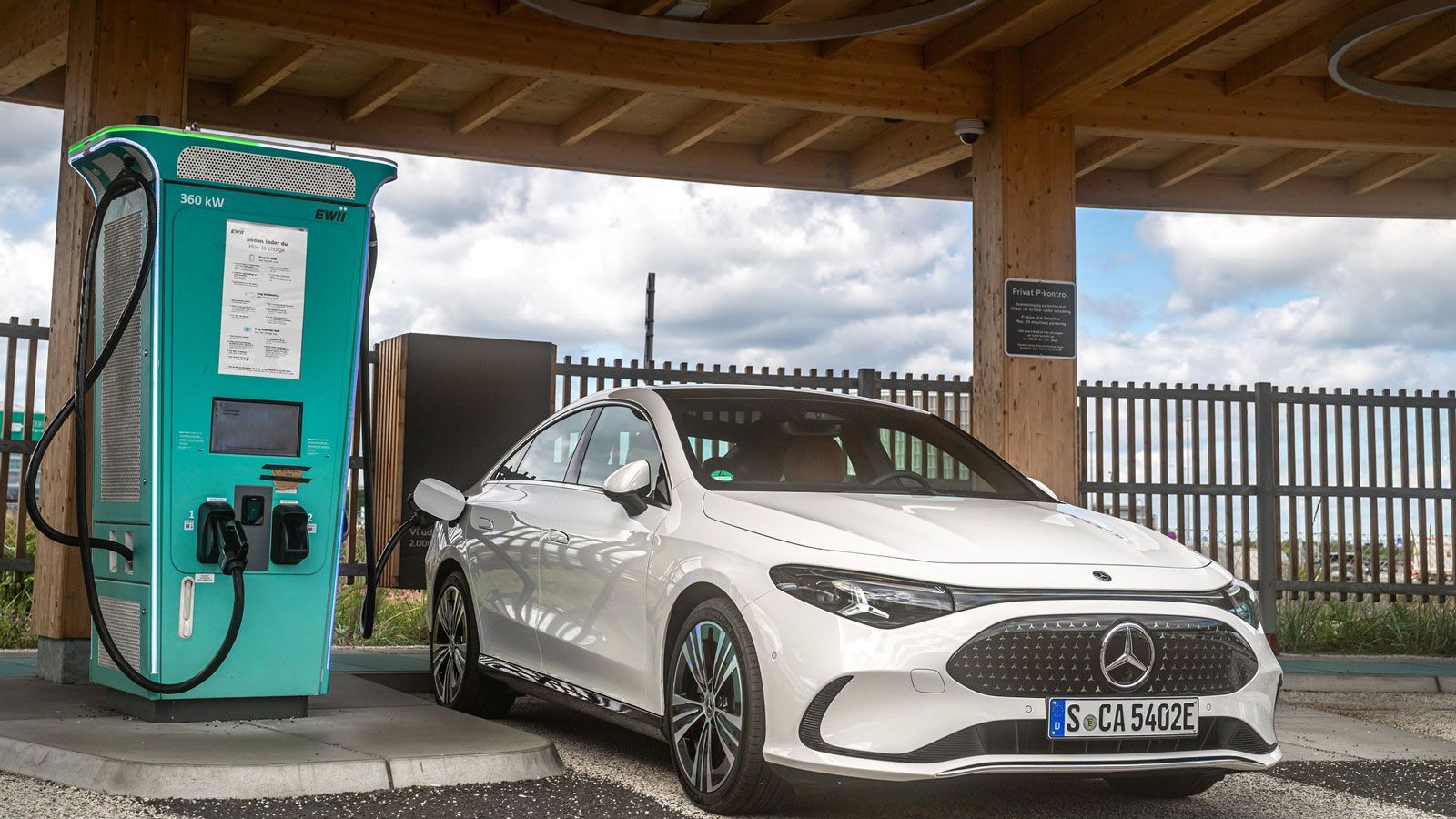 Σε ταχυφορτιστή DC, η Mercedes CLA 250+ με EQ Technology φορτίζει σε 16 λεπτά για το 10-80%, κερδίζοντας αυτονομία που φτάνει τα 325 χλμ. σύμφωνα με ε