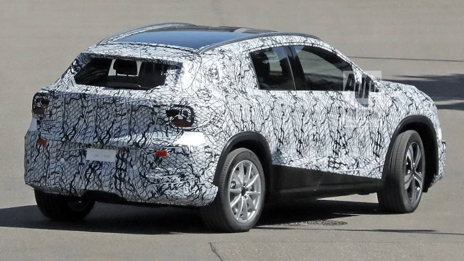Στο δρόμο η νέα Mercedes GLA - Υβριδική αλλά και ηλεκτρική
