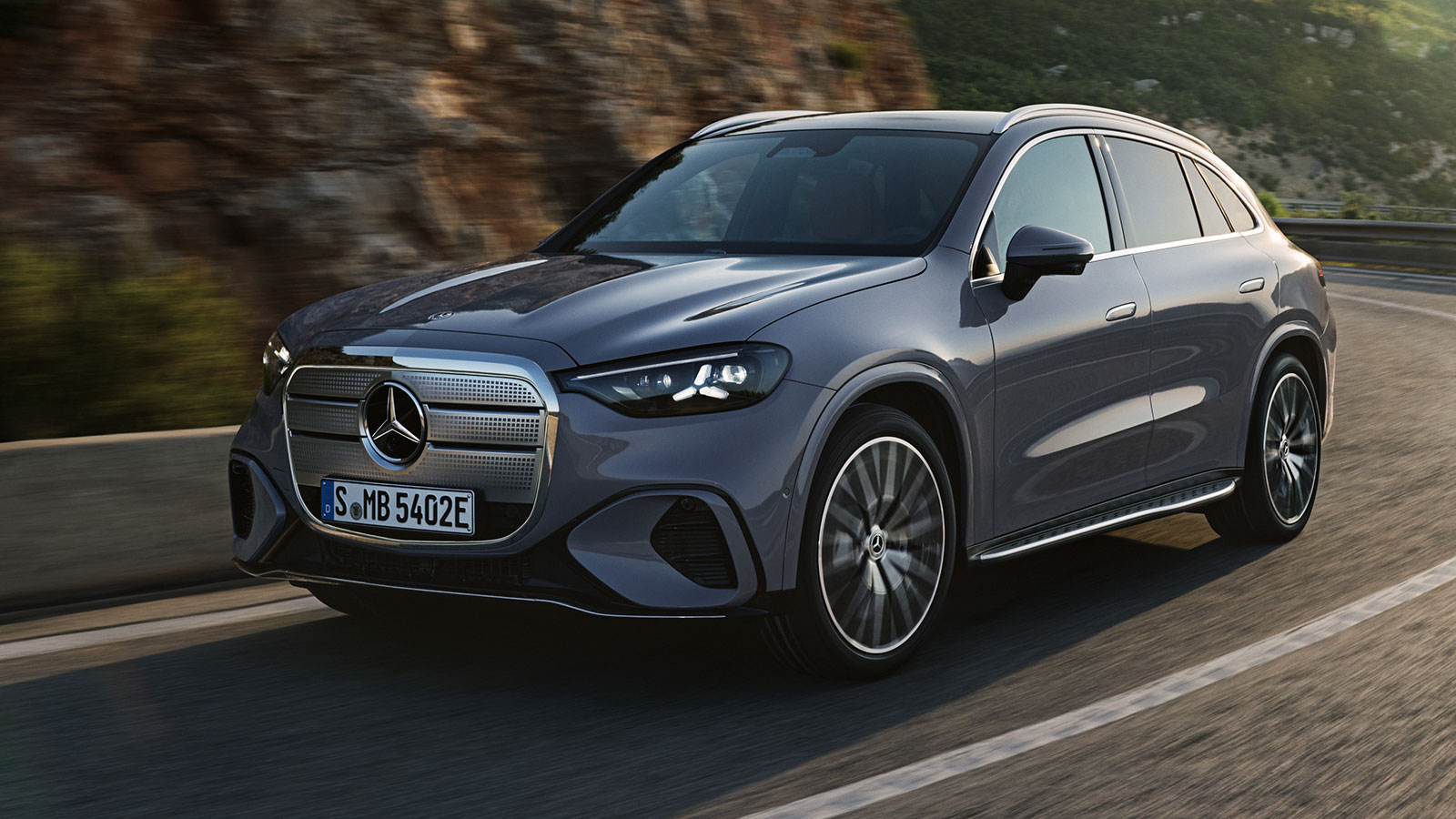 Στον κατάλληλο φορτιστή, αρκούν 10 λεπτά στην πρίζα για 300 χλμ. αυτονομίας στην Mercedes GLC με EQ Technology (κατά WLTP).