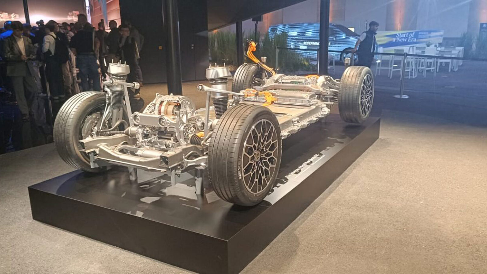 Η νέα πλατφόρμα στην οποία βασίζεται η αμιγώς ηλεκτρική Mercedes GLC φέρνει αύξηση όλων των διαστάσεων, ενώ παράλληλα υποστηρίζει αρχιτεκτονική 800V, 