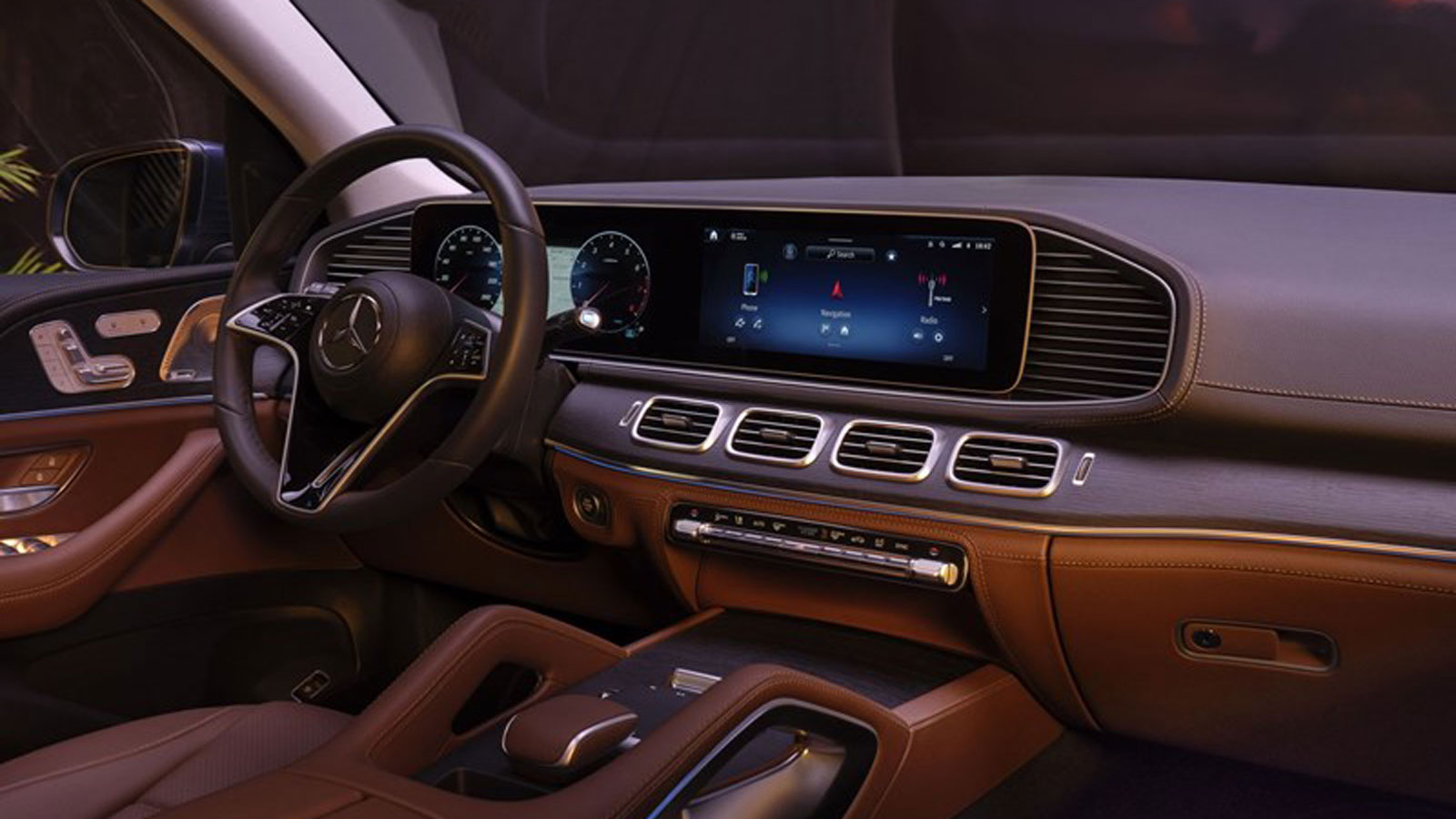 Η δεύτερη γενιά του συστήματος MBUX με τις δύο οθόνες 12,3 ιντσών, μία σε ρόλο ψηφιακού πίνακα οργάνων και μία ως πύλη για το infotainment, έχουν όλα 