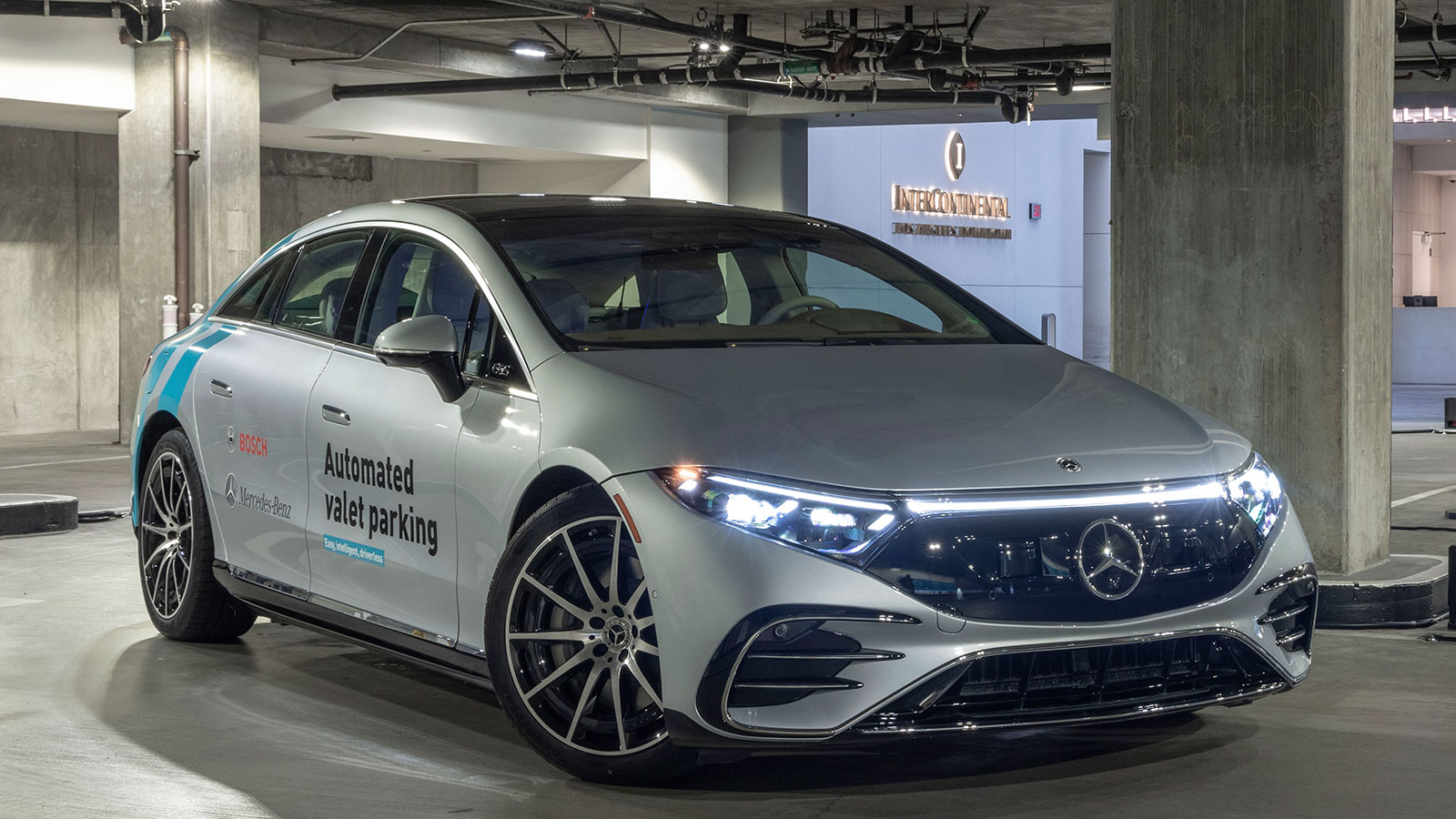 Χρησιμοποιώντας δίκτυο αισθητήρων, καμερών, το Intelligent Park Pilot εντοπίζει τις διαθέσιμες θέσεις και έπειτα κινείται αυτόνομα προς αυτές,  κάνοντ