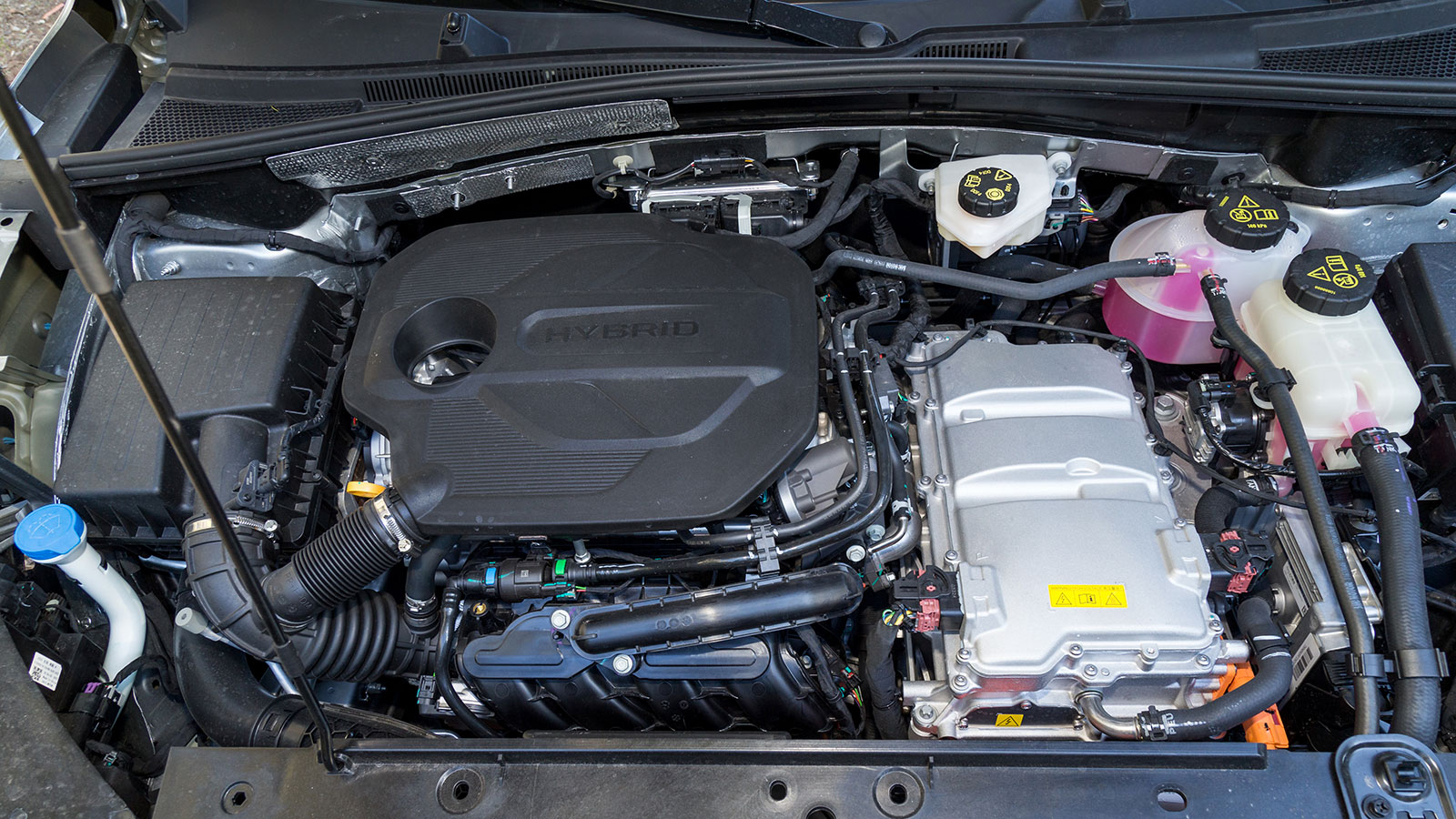 To υβριδικό σύστημα του MG ZS MAX Hybrid+ χρησιμοποιεί έναν 1.500άρη κινητήρα 102 ίππων που τον συνδυάζει με ηλεκτροκινητήρα 136 ίππων και η συνδυαστι