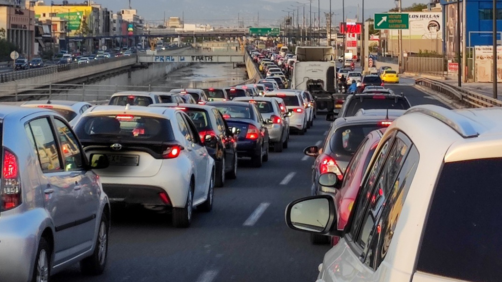 Αθήνα: Το 2024 οι οδηγοί έχασαν 111 ώρες στην κίνηση!