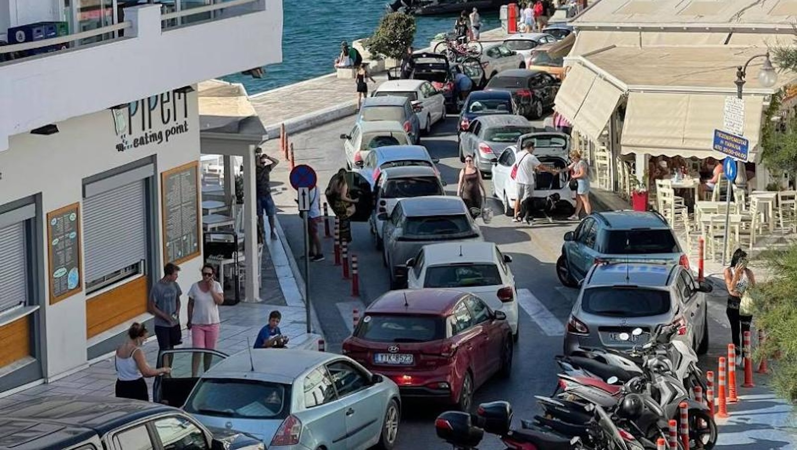 Οι δρόμοι στα νησιά ασφυκτιούν από τα αυτοκίνητα. Ο συνδυασμός έλλειψης πάρκινγκ και στενών δρόμων, εντείνει το πρόβλημα.