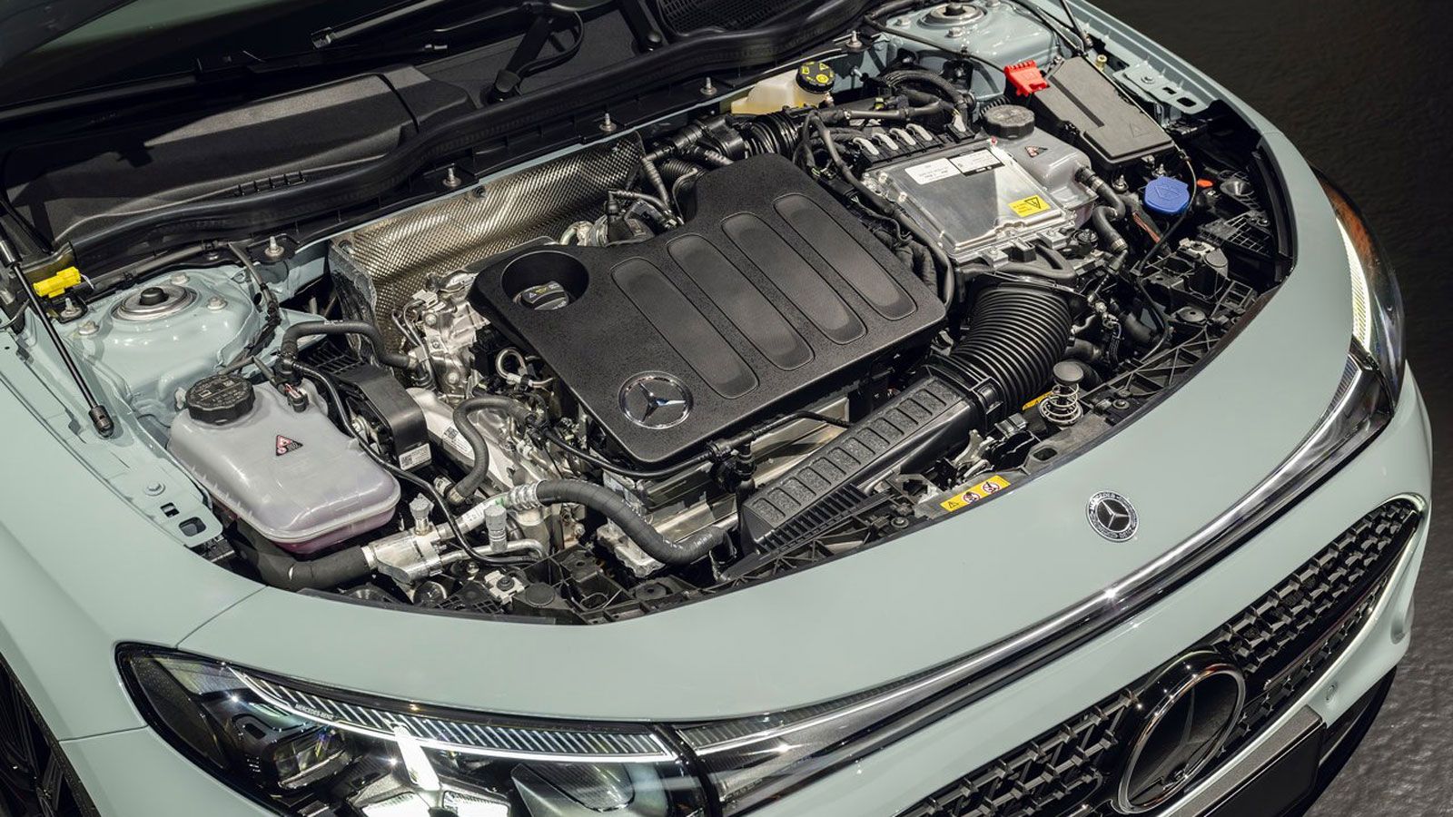 Οι υβριδικές εκδόσεις της νέας Mercedes CLA έχουν καινούργιο «βασικό» θερμικό μοτέρ, έναν  4κύλινδροςυπερτροφοδοτούμενο βενζινοκινητήρα 1.499 κ.εκ. με