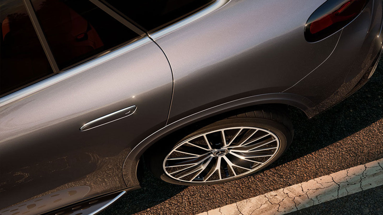 Σε ταχύτητες άνω των 60 χλμ./ώρα οι πίσω τροχοί της ηλεκτρικής Mercedes GLC στρίβουν έως 2,5 μοίρες προς την ίδια κατεύθυνση.