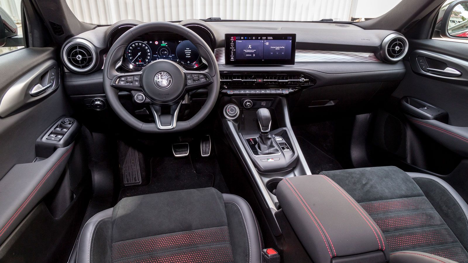 Η έκδοση Sprint της Alfa Romeo έχει σύστημα πολυμέσων 10,25 ιντσών και πλήρη πίνακα οργάνων με οθόνη TFT 12,3 ιντσών.