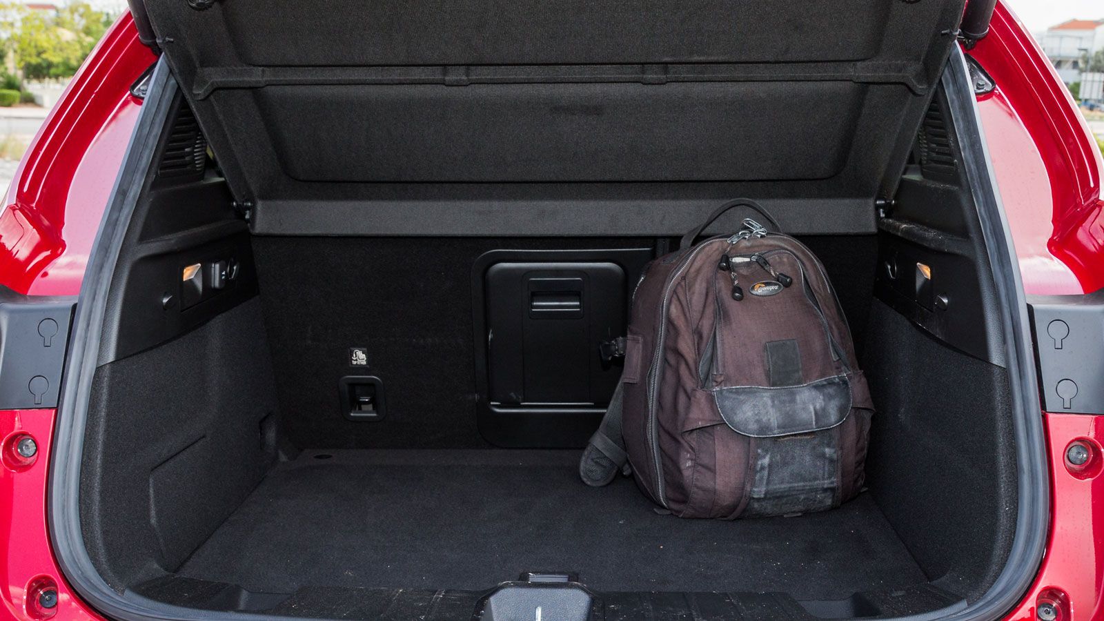 Τα 500 λίτρα χωρητικότητας πορτ-μπαγκάζ είναι από τα καλά στην κατηγορία, με το τετραγωνισμένο σχήμα να είναι μία έξτρα παράμετρος που θα βολέψει το χ