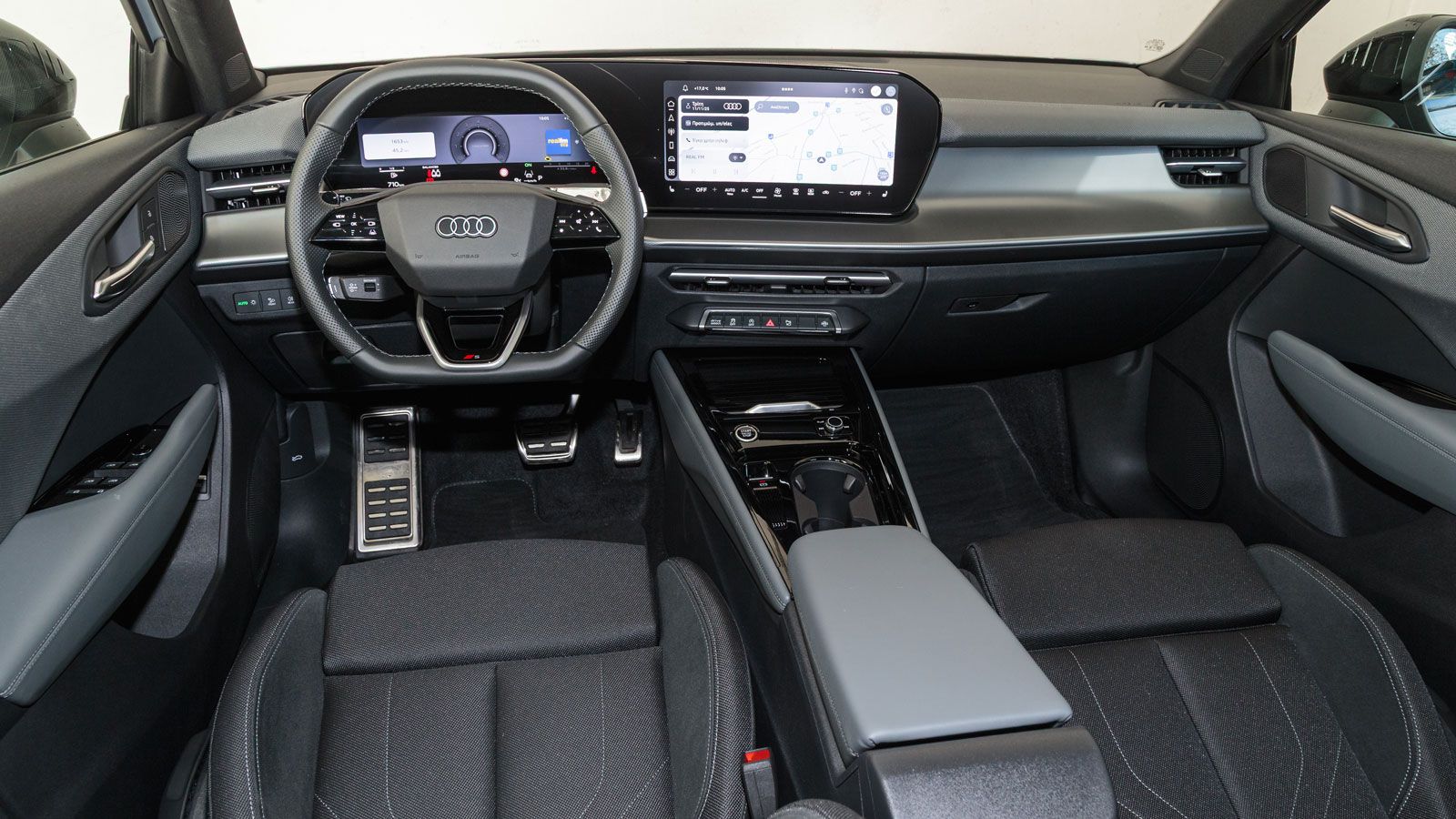 Κερδίζει τις digital εντυπώσεις Τις digital εντυπώσεις η νέα ενιαία κυρτή οθόνη του Audi Q3 SUV αποτελούμενη από το Virtual Cockpit Plus των 11,9 ιντσ