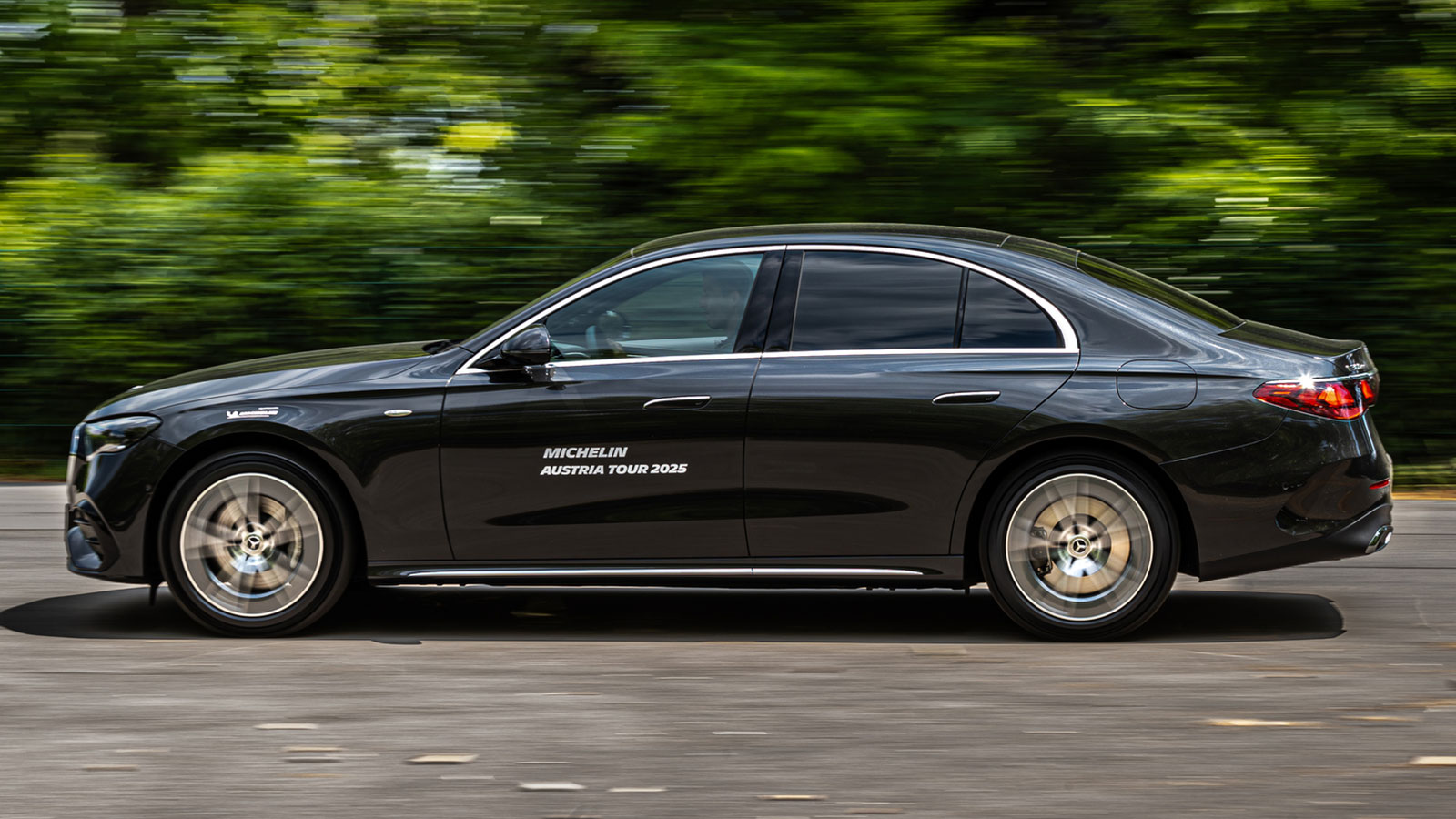 Είναι αλήθεια πως αν δεν γνωρίζαμε πως το ελαστικό που φορούσε η Μercedes E 300 de που οδηγούσαμε ήταν 4 εποχών δύσκολα θα το μαντεύαμε.