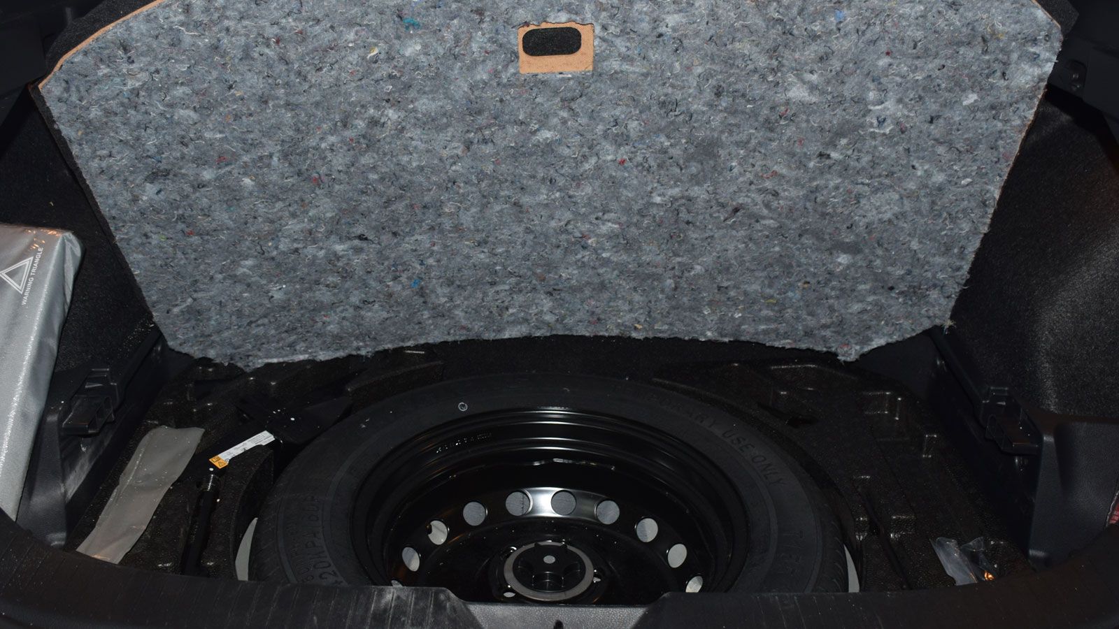 Λιγοστά είναι τα αυτοκίνητα με στάνταρ ρεζέρβα, όπως η εφεδρική ανάγκης που βρίσκουμε στον εξοπλισμό της έκδοσης Unique του Nissan Qashqai.