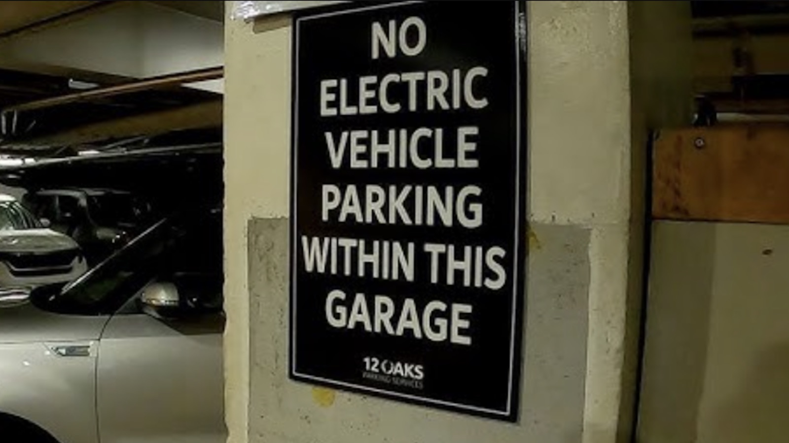 Ηλεκτρικά αυτοκίνητα σε υπόγεια πάρκινγκ: Πού και γιατί απαγορεύουν τη στάθμευση;