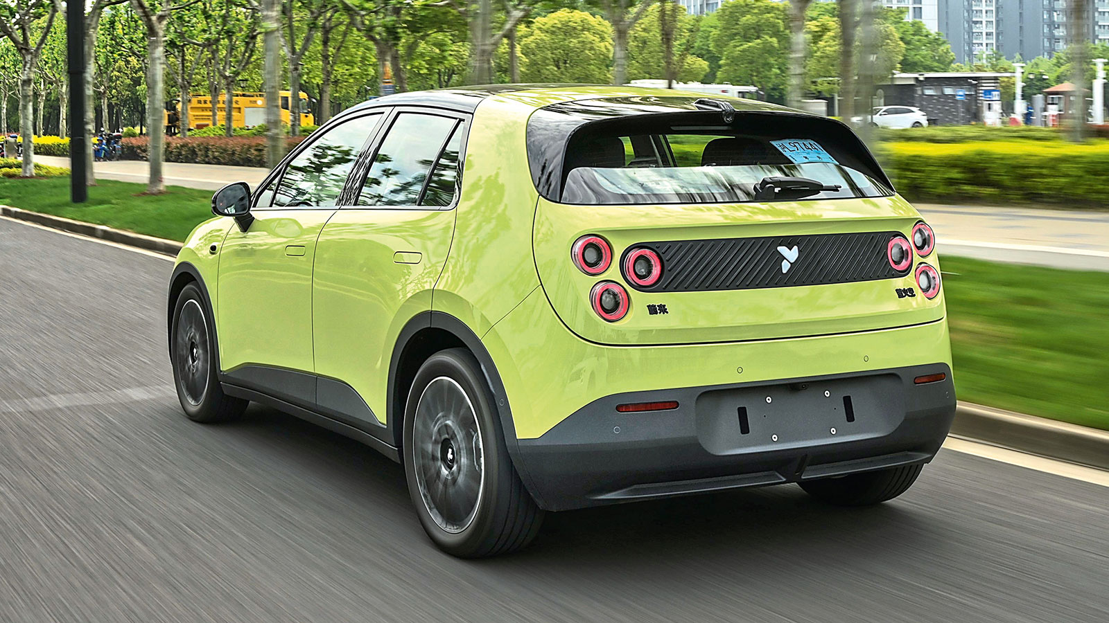 Η «πυγολαμπίδα» κινείται ήσυχα και ευχάριστα μέσα στο πλήθος, μετατρέποντας το χάος της πόλης σε παιδική χαρά.