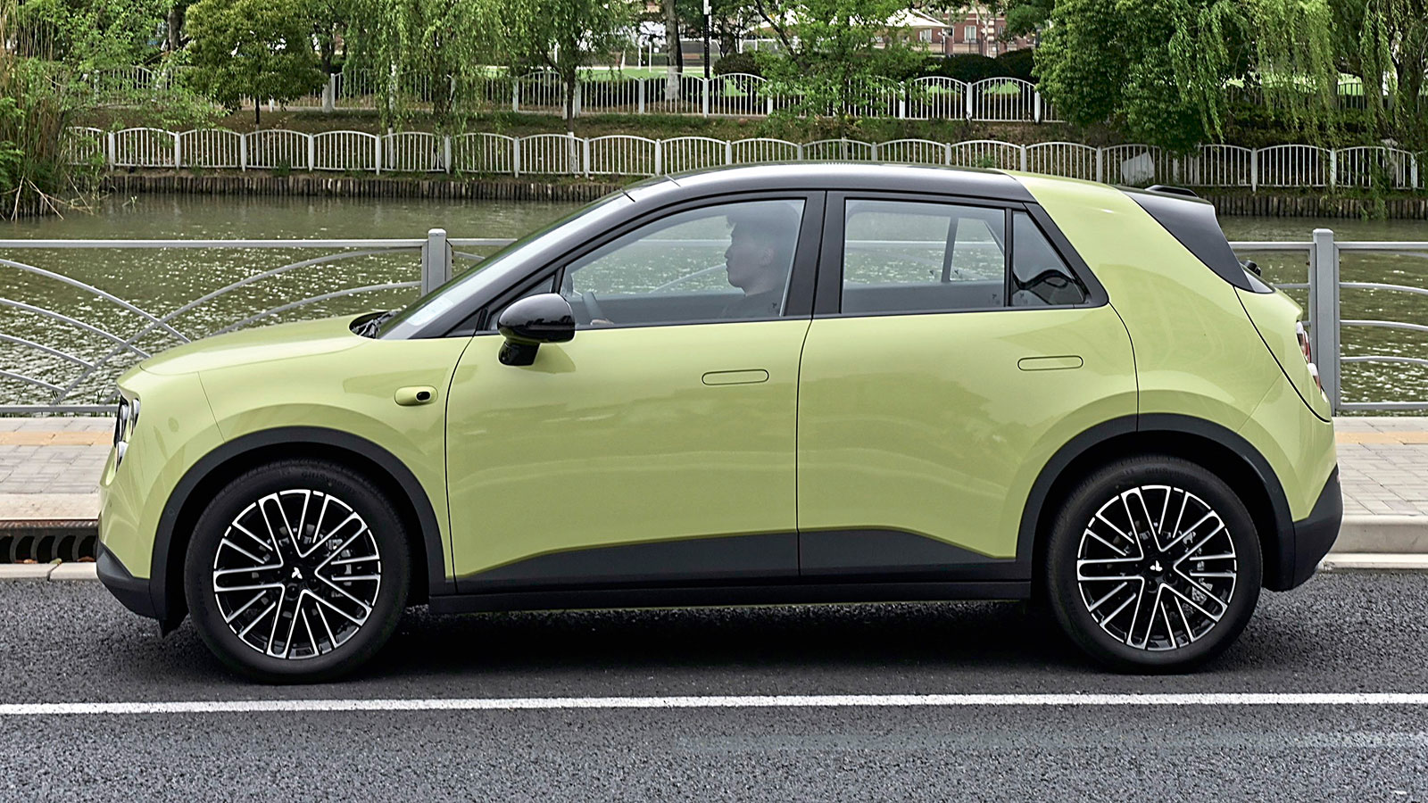 Το Firefly έχει τον κινητήρα των 143 ίππων πίσω και φτάνει τα 150 χλμ/ώρα. Οι μπαταρίες του επαρκούν για 330 χιλιόμετρα.