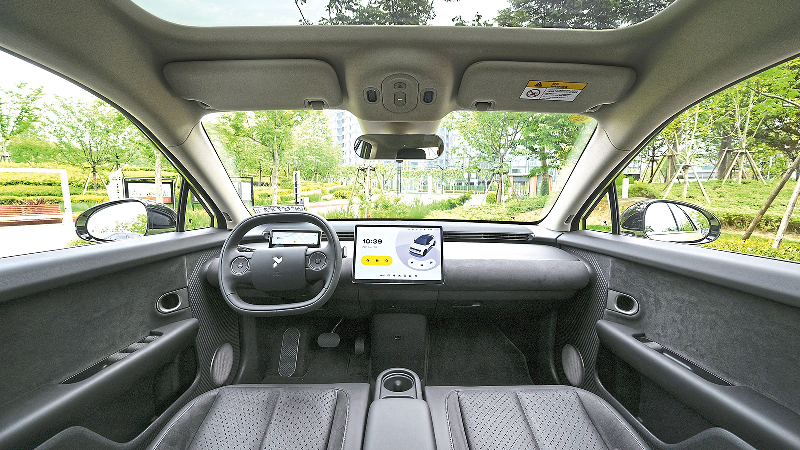 Το Firefly δεν εντυπωσιάζει μόνο οδηγικά, αλλά και στο εσωτερικό με την μίνιμαλ και ποιοτική του καμπίνα.