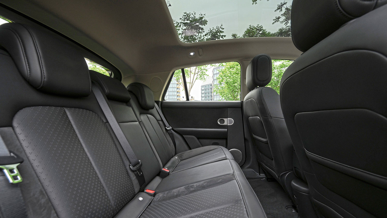 Με μεταξόνιο 2,62 μ., το Firefly κρύβει καλούς χώρους στο εσωτερικό.