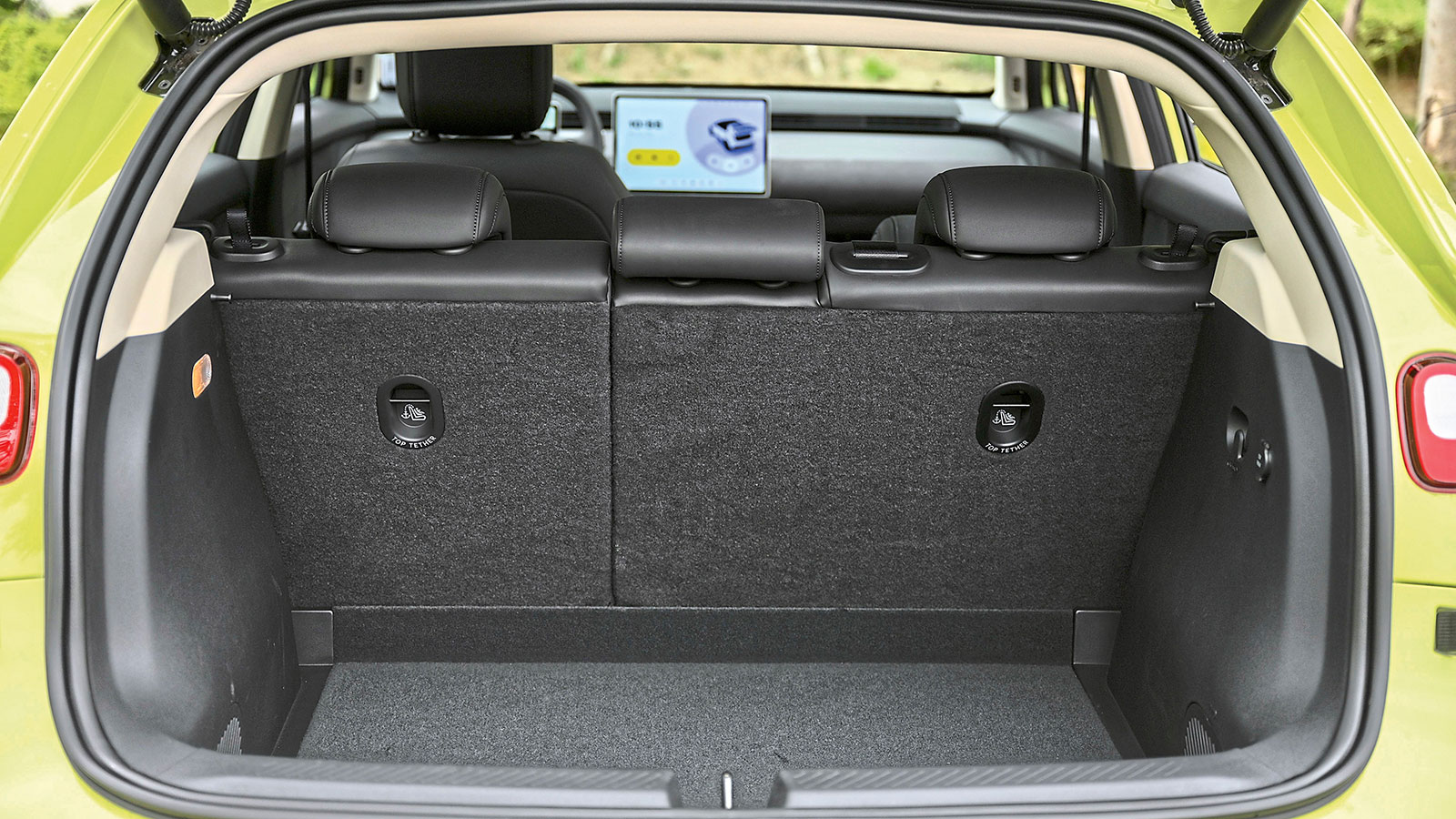 Ο χώρος αποσκευών είναι μεγαλύτερος από κάποια οικογενειακά, χωράει 404 λτ. αποσκευών.