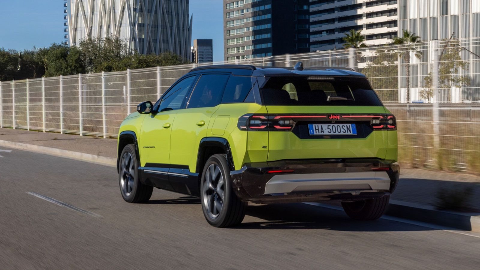 Νέο Jeep Compass (2025) σε δρόμους της πόλης - πίσω όψη