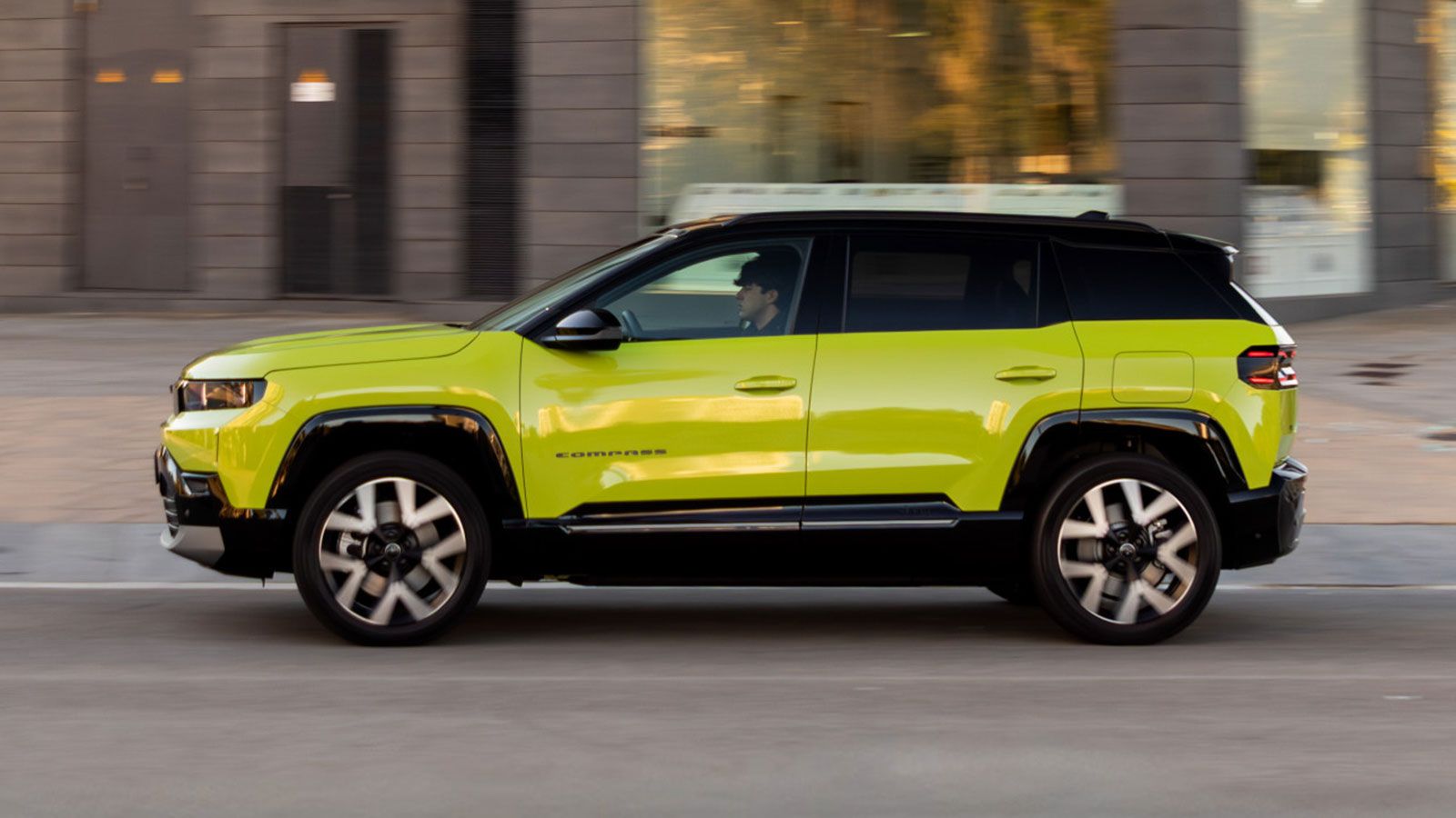 Νέο Jeep Compass (2025) σε δρόμους της πόλης - λήψη από το πλάι