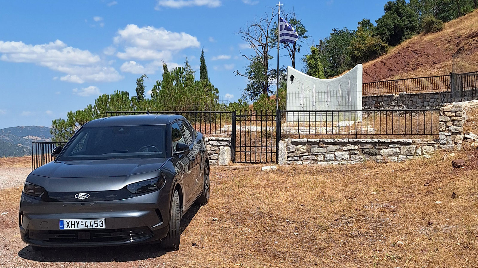 Το ηλεκτρικό Ford Capri στο Μνημείο Πεσόντων 1943, στο Αυχένα Πριολίθου Καλαβρύτων.