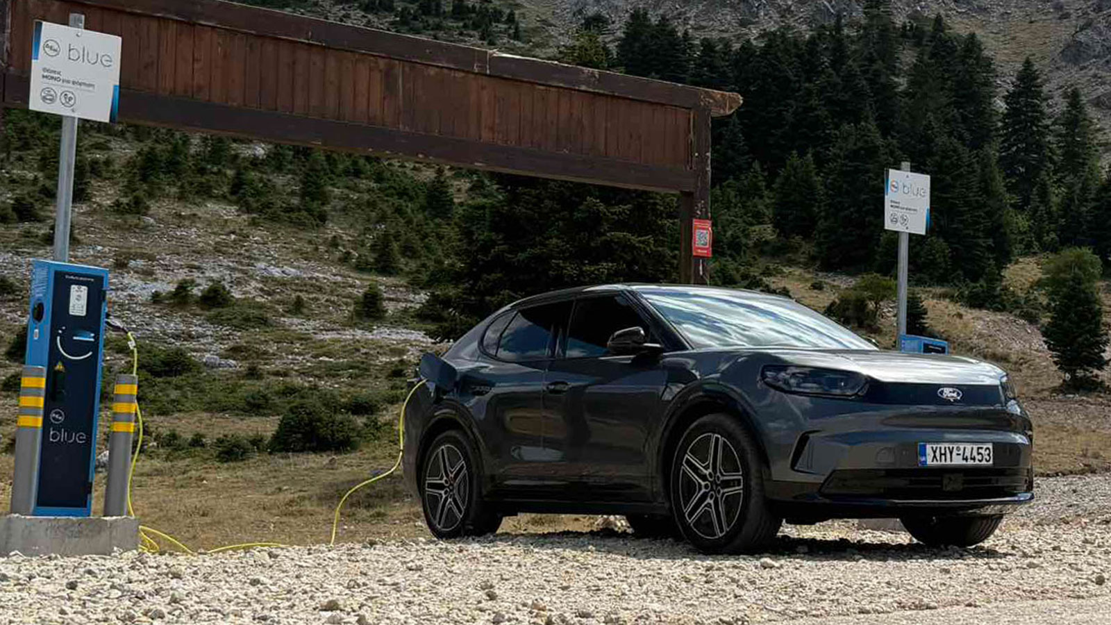 Στο χιονοδρομικό κέντρο του Χελμού, στα Καλάβρυτα, βρίσκεις 8 θέσεις AC (22 kW) φόρτισης.