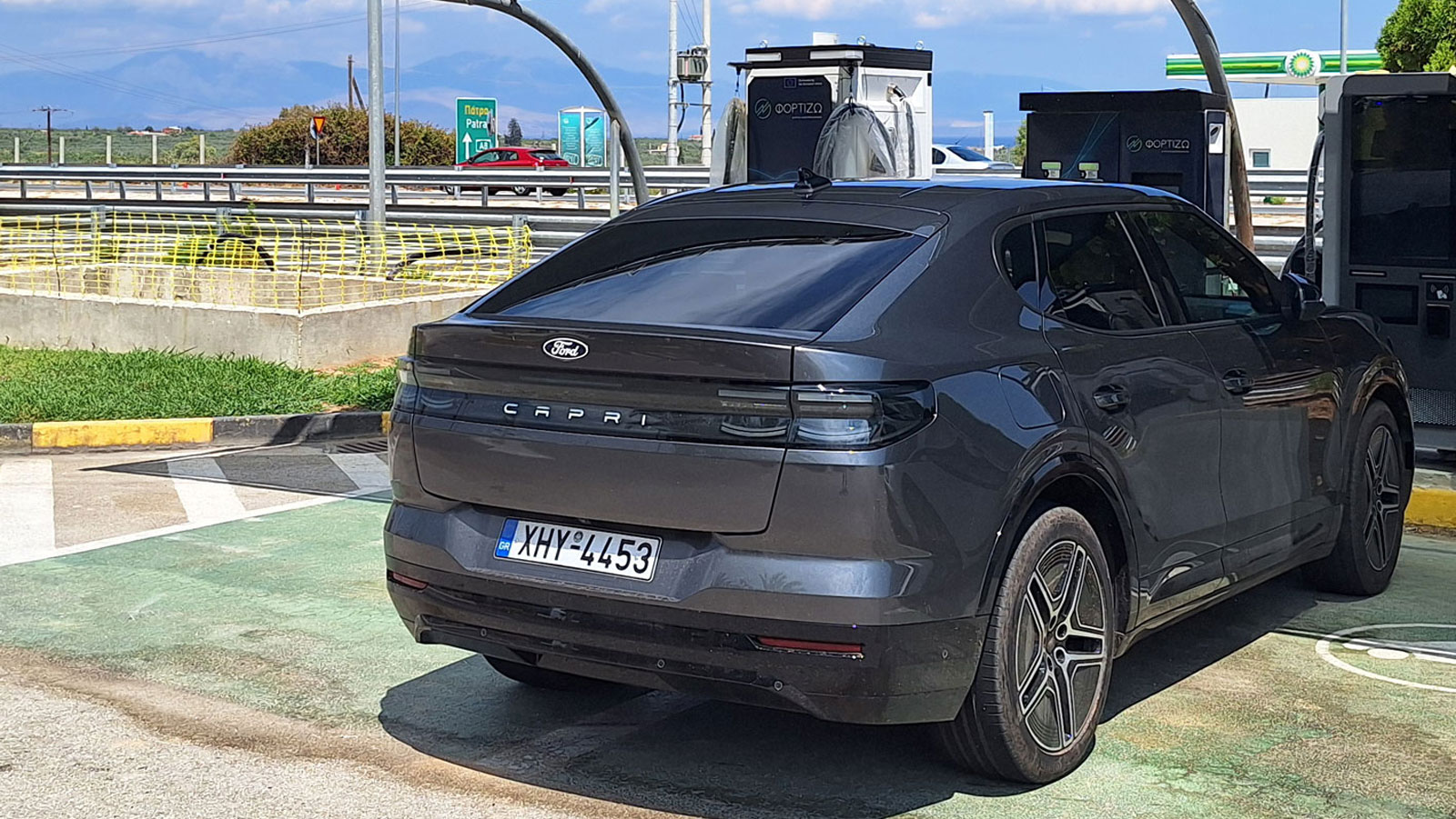 Στα ΣΕΑ Βέλου (από και προς Αθήνα) υπάρχουν φορτιστές ισχύος 50 kW από την εταιρεία Fortizo. 