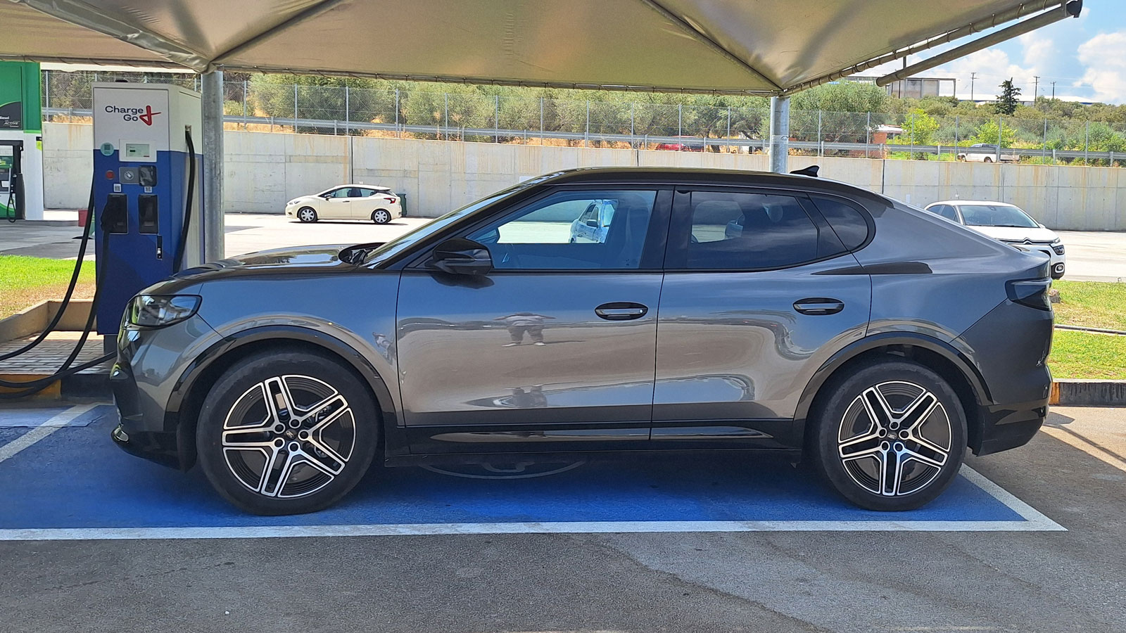 Στα ΣΕΑ Βέλου έχουν εγκατασταθεί και φορτιστές μεγαλύτερης ισχύος (120 kW) από την Elpe Future, ενώ 50άρηδες φορτιστές βρίσκονται και στα ΣΕΑ Μεγάρων 