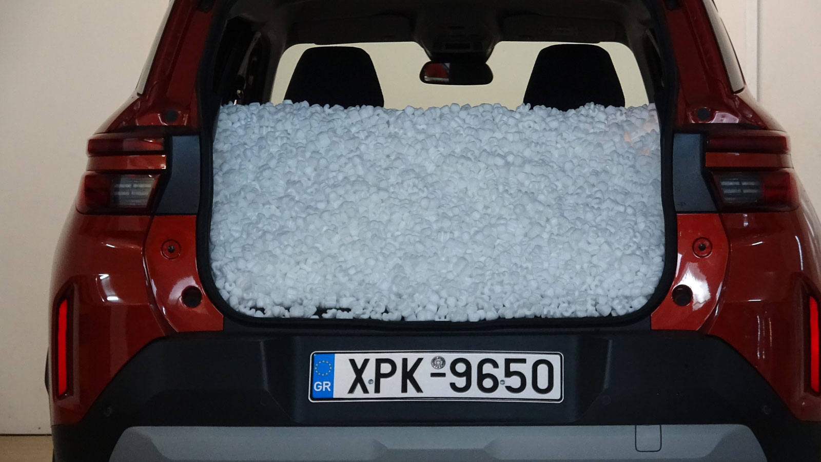 Στο πορτ-μπαγκάζ του Opel Frontera χώρεσαν 57 εκατοστά από το ειδικό υλικό που χρησιμοποιούμε, που σημαίνει έχει πραγματική χωρητικότητα 456 λίτρων.