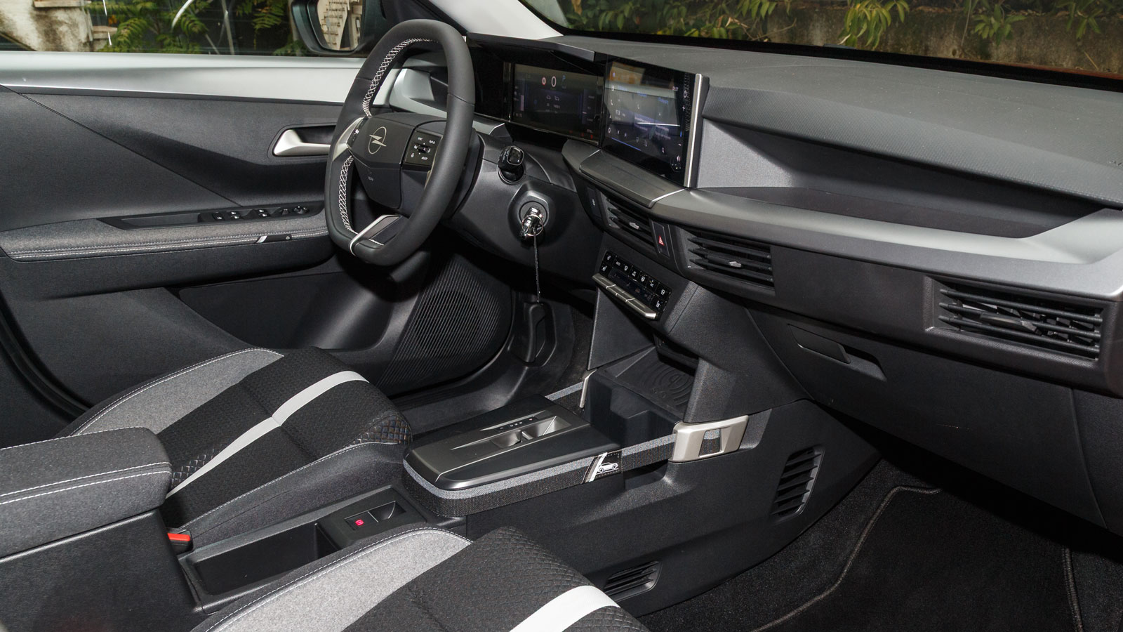 Μεγαλύτερες συσκευές, όπως τα tablet, αποθηκεύονται με ασφάλεια στην κεντρική κονσόλα, όπου ένας εύκαμπτος ιμάντας τις συγκρατεί στη θέση τους.